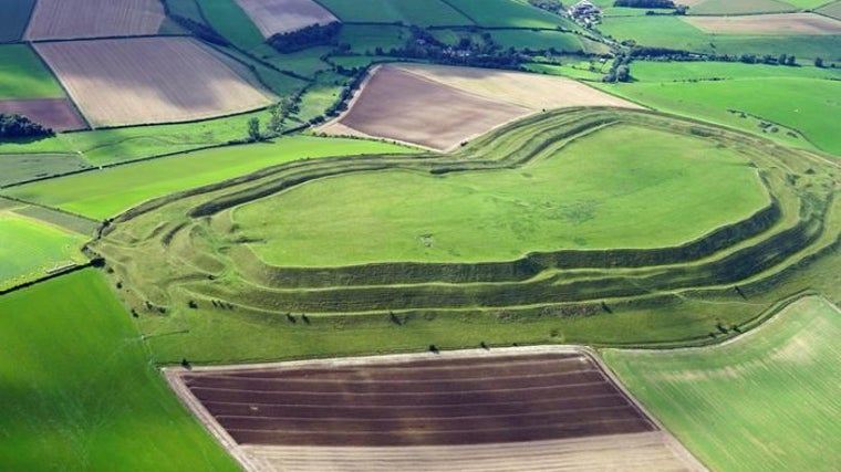 Vista aérea del Castillo de Maiden, Dorset, el castro de la Edad de Hierro más grande de Gran Bretaña