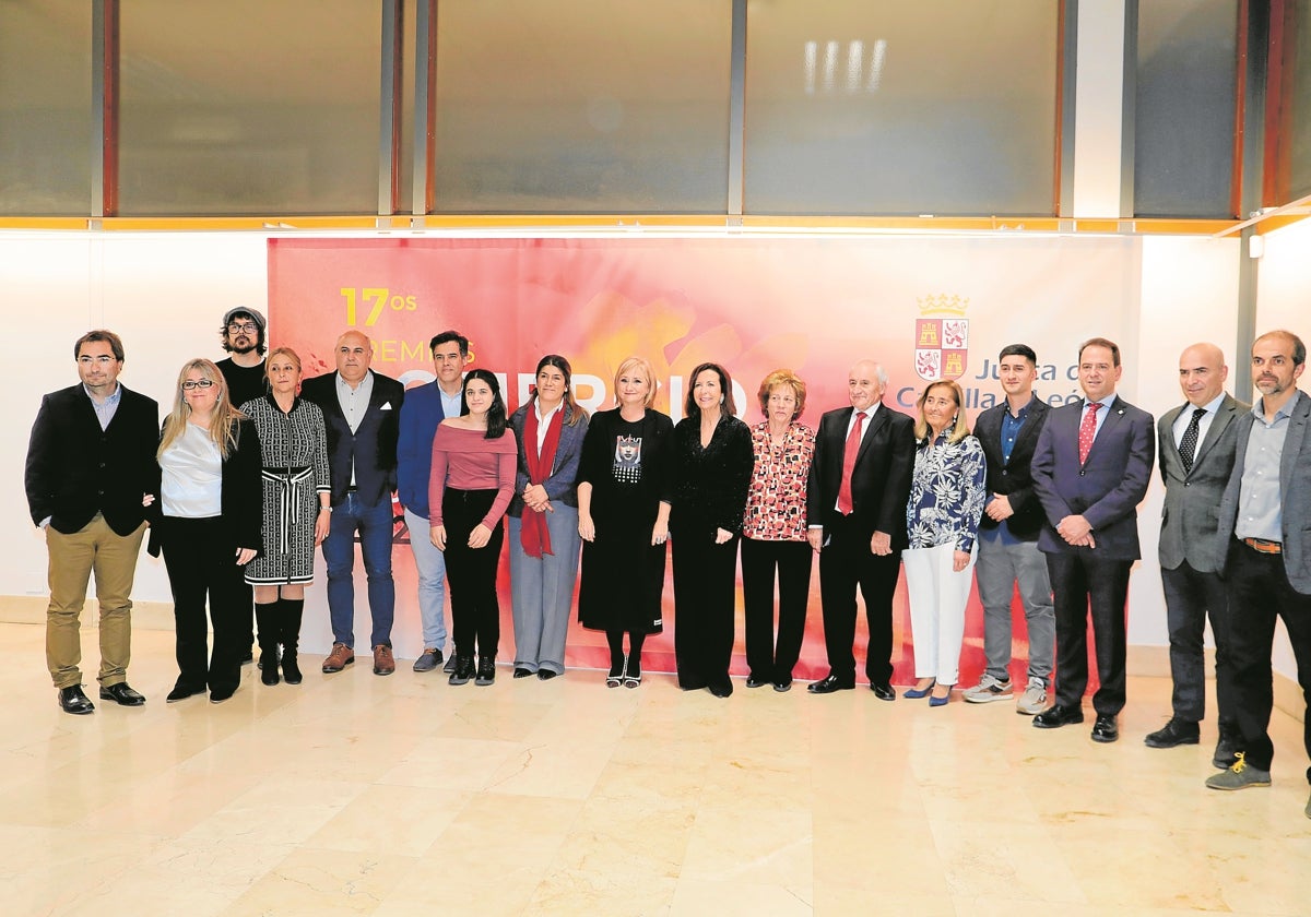 La consejera de Industria, Comercio y Empleo, Leticia García, junto a los premiados de las nueve provincias