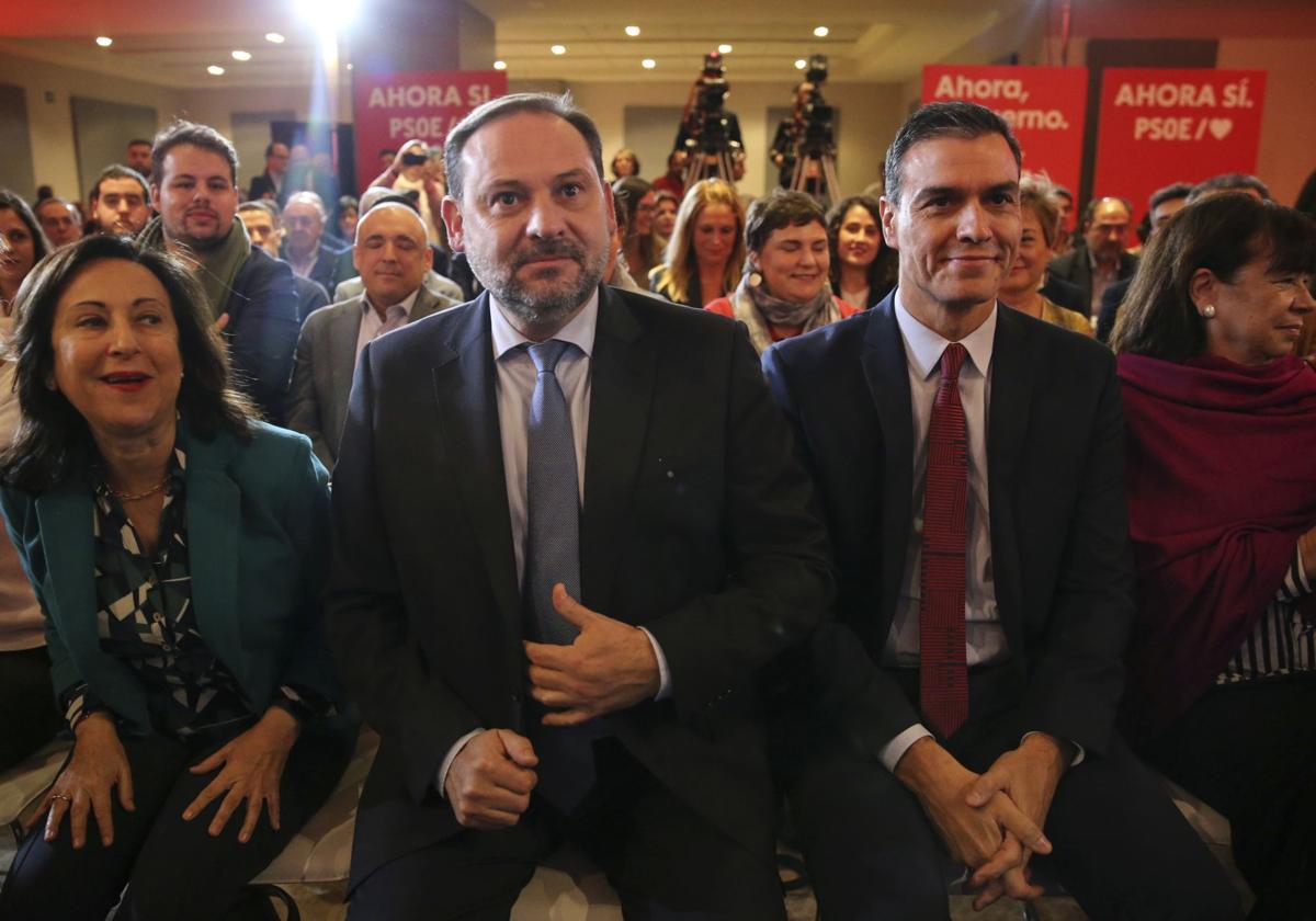 Pedro Sánchez, junto a José Luis Ábalos y Margarita Robles, en un acto del PSOE en 2019