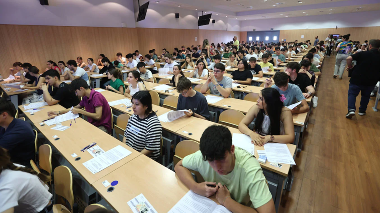 Alumnos examinándose de la Selectividad en 2024 en una facultad de la Universidad de Córdoba