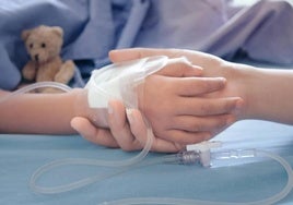 Denuncian la amonestación a un pediatra por cuidar a una niña terminal fuera de su horario, y el Gobierno vasco lo niega