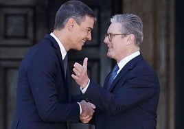 Un periódico británico alerta sobre la «pesadilla socialista española» de Pedro Sánchez al primer ministro Starmer
