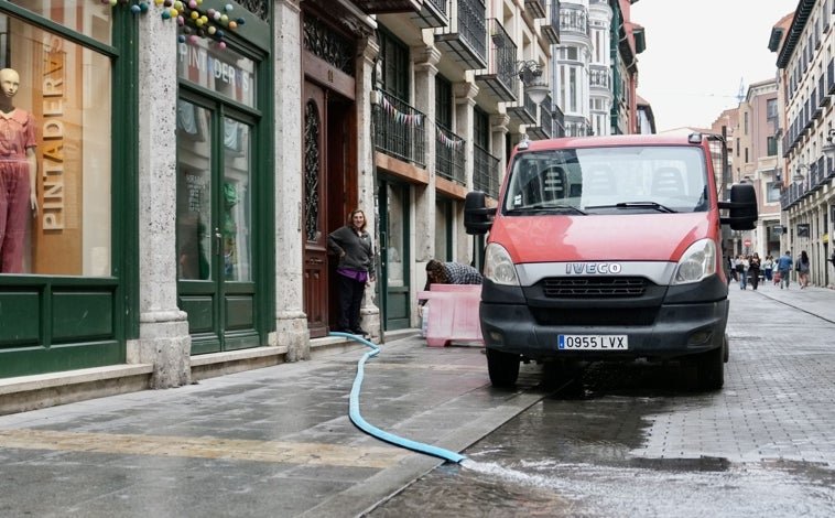 Imagen principal - Arriba, la calle Platerías; sobre estas líenas, el parking de la Plaza Mayor y un establecimiento de Platerías