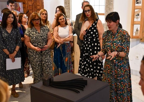 Imagen secundaria 1 - La consejera de Igualdad, Sara Simón y las artistas que han participado en los XI Premios Avia que ha convocado el Instituto de la Mujer de Castilla-La Mancha. En la imagen inferior a la derecha, la obra de María Jesús Huertas, que firma como 'Lo Solo'