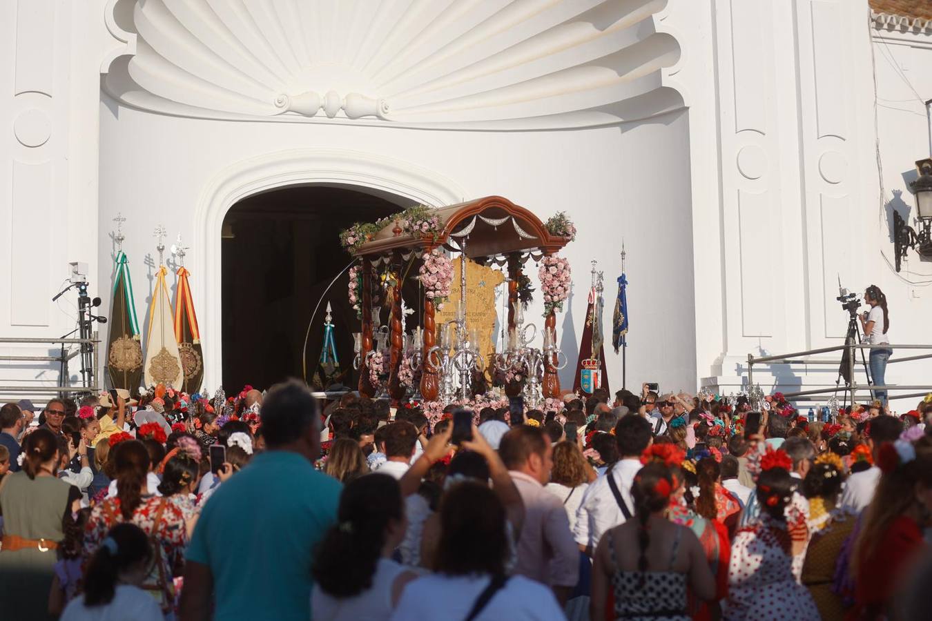 La ermita ha recibido este viernes previo a Pentecostés la visita de miles de romeros