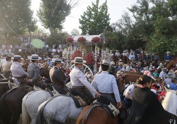 La Virgen del Rocío 'salva' a Triana y Sevilla a su paso por el Vado del Quema
