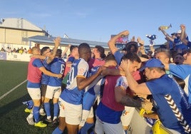 Unos 200 seguidores del Socuéllamos celebraron con su equipo el pase de ronda
