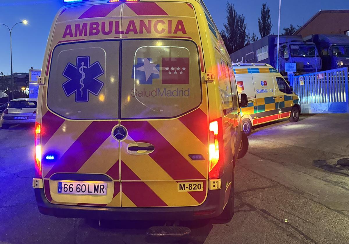 Imagen de archivo de dos ambulancias de Summa