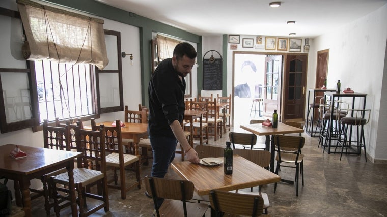 Mesas bajas y altas donde tomar tapas y platos tradicionales