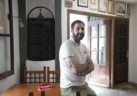 Javier Fabio, en el interior de La Tasca de San Pedro, en la calle la Rosa, número 2