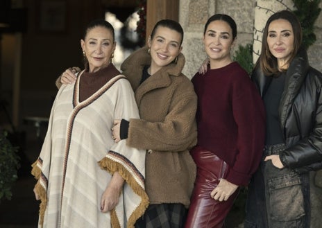 Imagen secundaria 1 - Vicky Martín Berrocal junto a su hija Alba, en el primer capítulo de la docuserie; las cuatro Berrocal: Victoria, Alba, Vicky y Rocío, y JLO en los American Music Awards 2025
