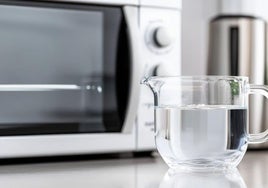 Olvídate de frotar: esto es lo que hago para que el microondas se limpie solo