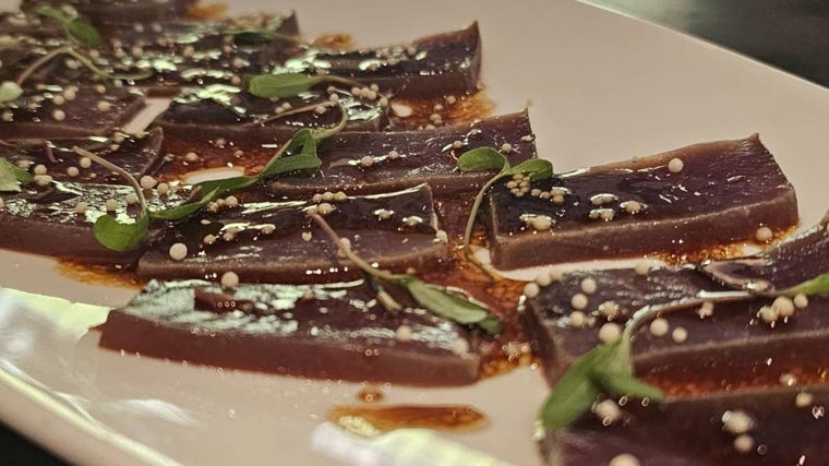 El menú está disponible en horario de mediodía y cena durante toda la semana
