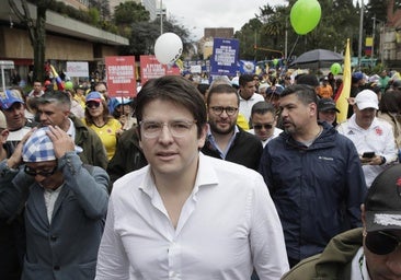 Un sicario menor de edad dispara varias veces al candidato a la presidencia de Colombia Miguel Uribe durante un acto de campaña