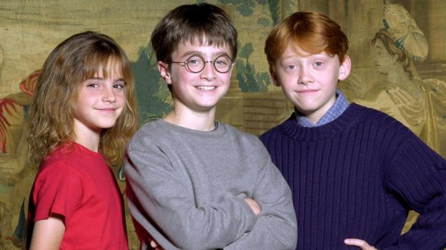 Imagen antes - Los protagonistas de la saga de películas antes del estreno de la primera, en 2001, y los de la serie que se estrenará en 2026