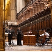 Radael Ruibérriz (flauta) y Soraya Méncid (soprano). Las rejas no dejaban ver a los dos violinistas y al otro flautista.