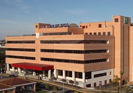 Detenido un hombre que amenazó y arremetió con hachazos en la puerta a una trabajadora del Hospital San Juan de Dios de Sevilla