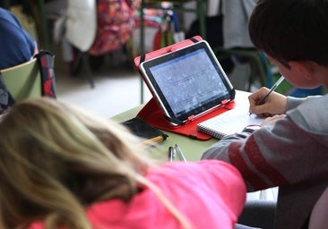 La ola antipantallas tirará por la borda 2.145 millones invertidos en los colegios