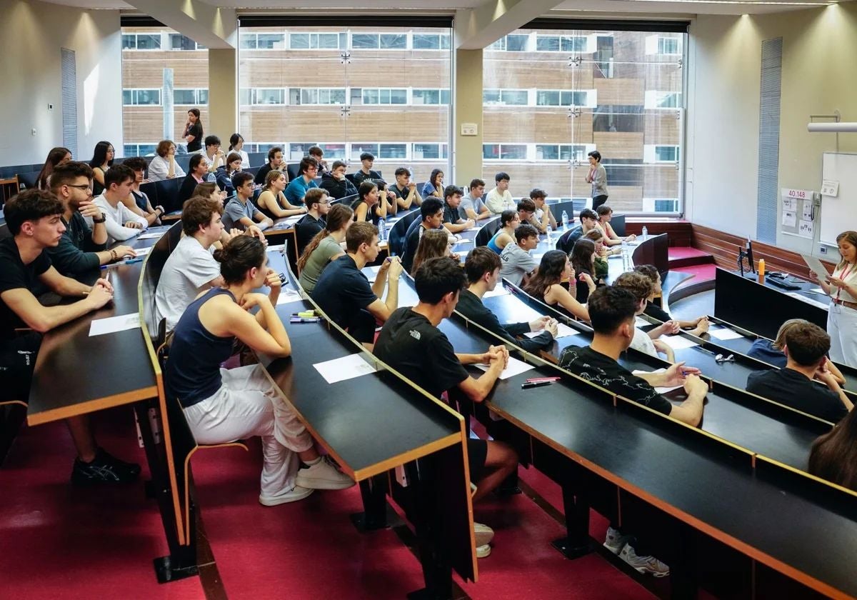 Alumnos realizando las Pruebas de Acceso a la Universidad en Cataluña
