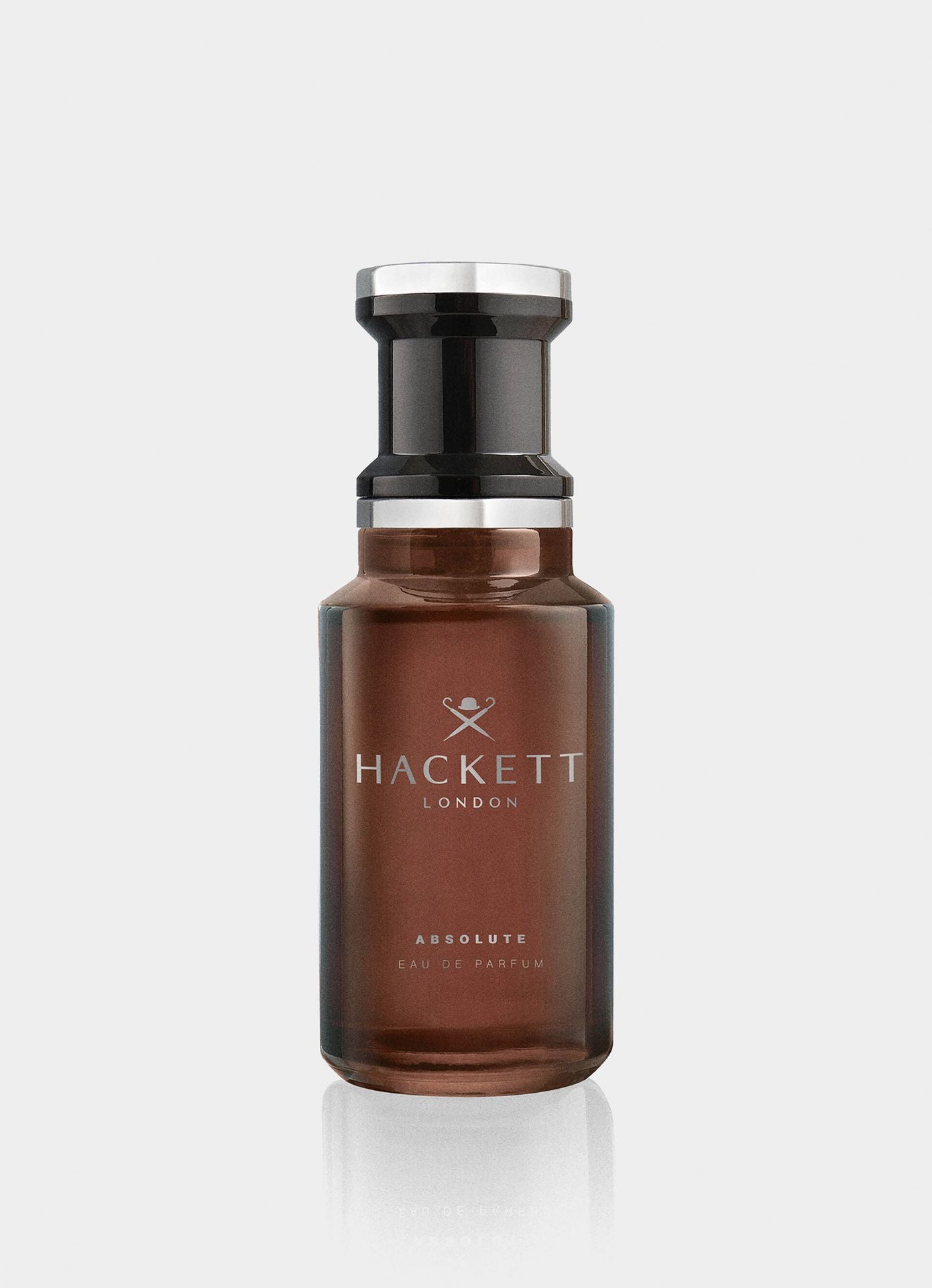 Hackett Absolute Eau de Parfum (75 €, 100 ml). Fragancia con aire británico con notas de salida de limón, lavanda, pimienta rosa y manzana. En el cuerpo, violetas, iris, geranio y caradamomo configuran un perfume seductor. En el fondo, cedro, ambar, vainilla y roble. El frasco está inspirado en el arte de la sastrería en tonalidades bronce.