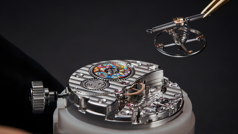 El reloj se ha creado de forma totalmente artesanal en los talleres de la compañía Voutilainen