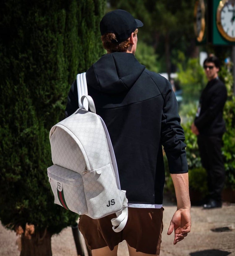 Jannik Sinner con la mochila de Guci personalizada con sus iniciales