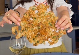 Una de las grandes tortillitas de camarones que sirven en el establecimiento Casa Angelita de Cádiz